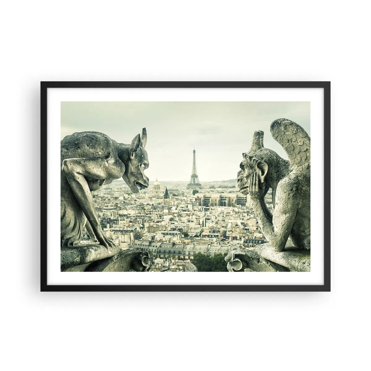 Poster in einem schwarzem Rahmen - Wasserspeier mit Blick auf die Skyline von Paris und den Eiffelturm - 70x50cm - Pariser Plaudern - Moderne Wanddekoration für Wohnzimmer und Schlafzimmer ARTTOR