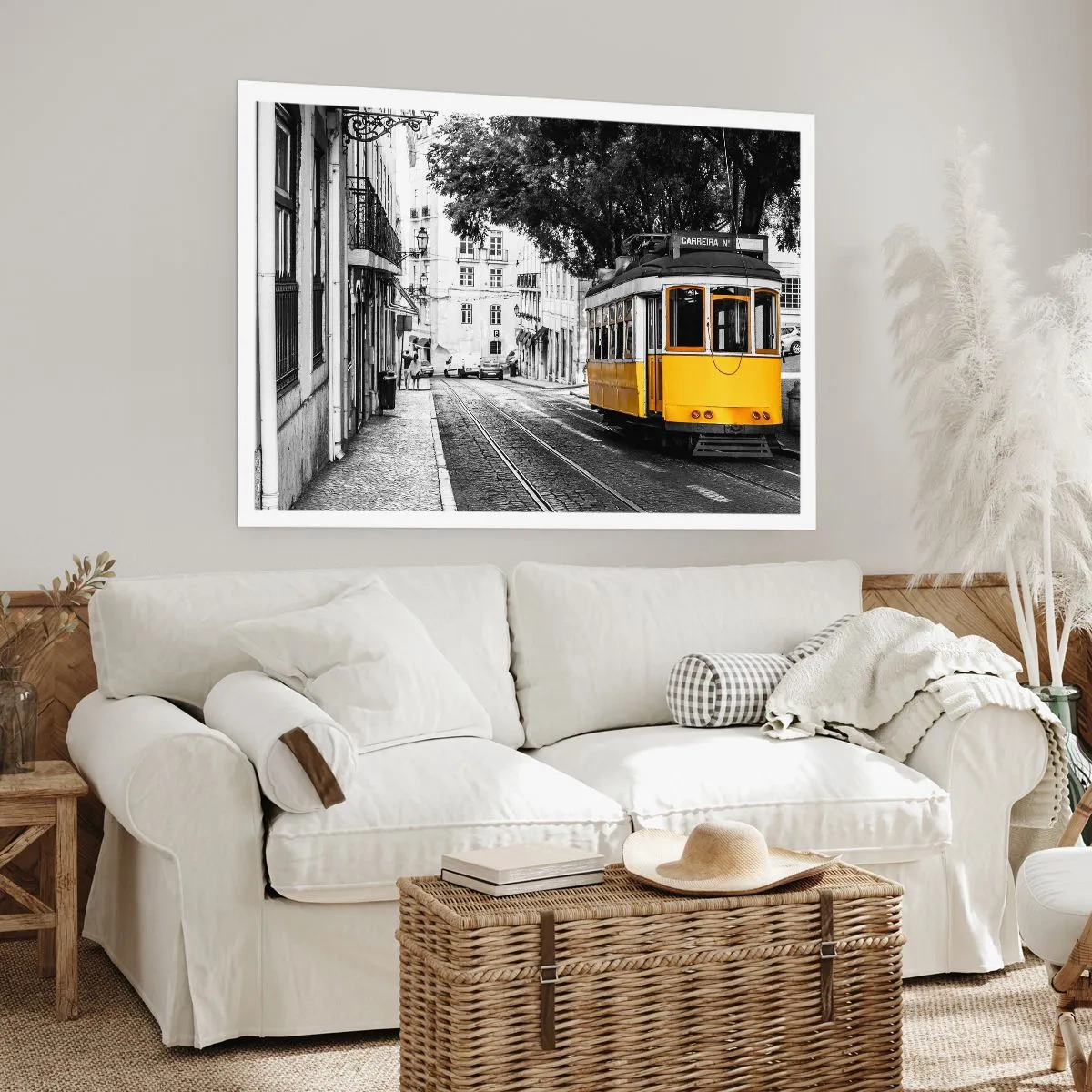 Poster - Eine gelbe Straßenbahn vor dem Hintergrund einer schwarz-weißen Straße - 100x70cm - Und Fado im Hintergrund - Moderne Wanddekoration für Wohnzimmer und Schlafzimmer ARTTOR