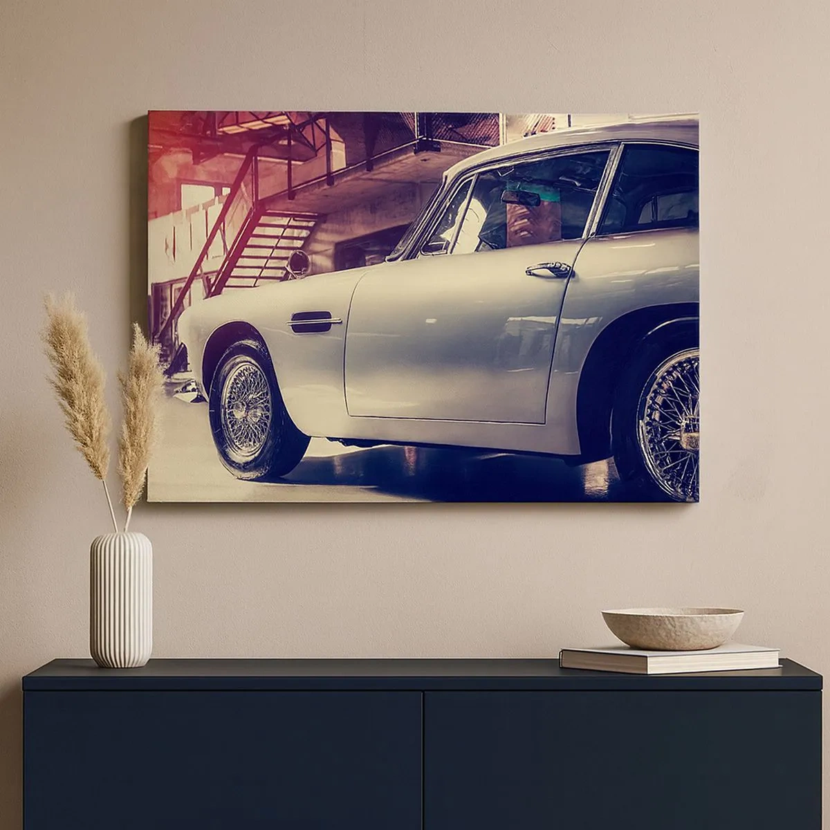 Bild auf Leinwand - Leinwandbild - Ein Oldtimer in einer stilvollen Garage mit industriellem Interieur - 70x50cm - Die Klassiker werden nicht alt - Moderne Wanddekoration für Wohnzimmer und Schlafzimmer ARTTOR