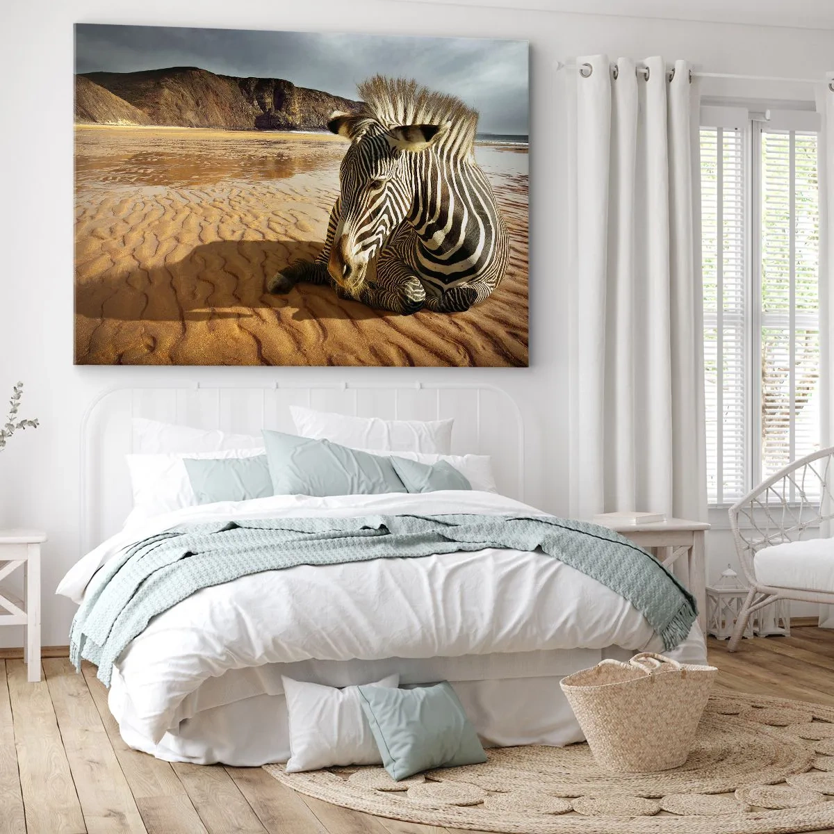 Bild auf Leinwand - Leinwandbild - Ein Zebra ruht sich an einem Sandstrand mit Klippen im Hintergrund aus. - 100x70cm - Wir passen zusammen - Moderne Wanddekoration für Wohnzimmer und Schlafzimmer ARTTOR