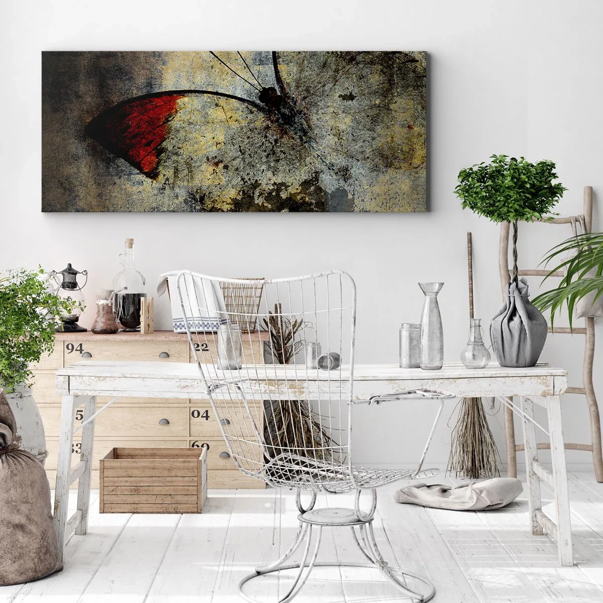 Bild auf Leinwand - Leinwandbild - Ein Schmetterling in Rot- und Grautönen auf strukturiertem Hintergrund - 140x50cm - Pass auf, bevor ich verschwinde - Moderne Wanddekoration für Wohnzimmer und Schlafzimmer ARTTOR