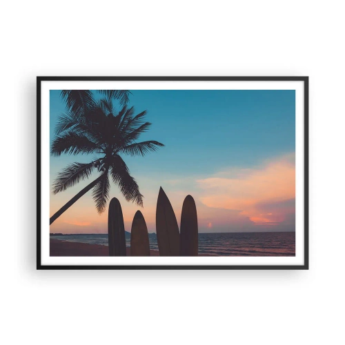 Poster in einem schwarzem Rahmen - Surfbretter vor der Kulisse einer Palme und eines Sonnenuntergangs - 100x70cm - Morgen wird es auch lustig - Moderne Wanddekoration für Wohnzimmer und Schlafzimmer ARTTOR