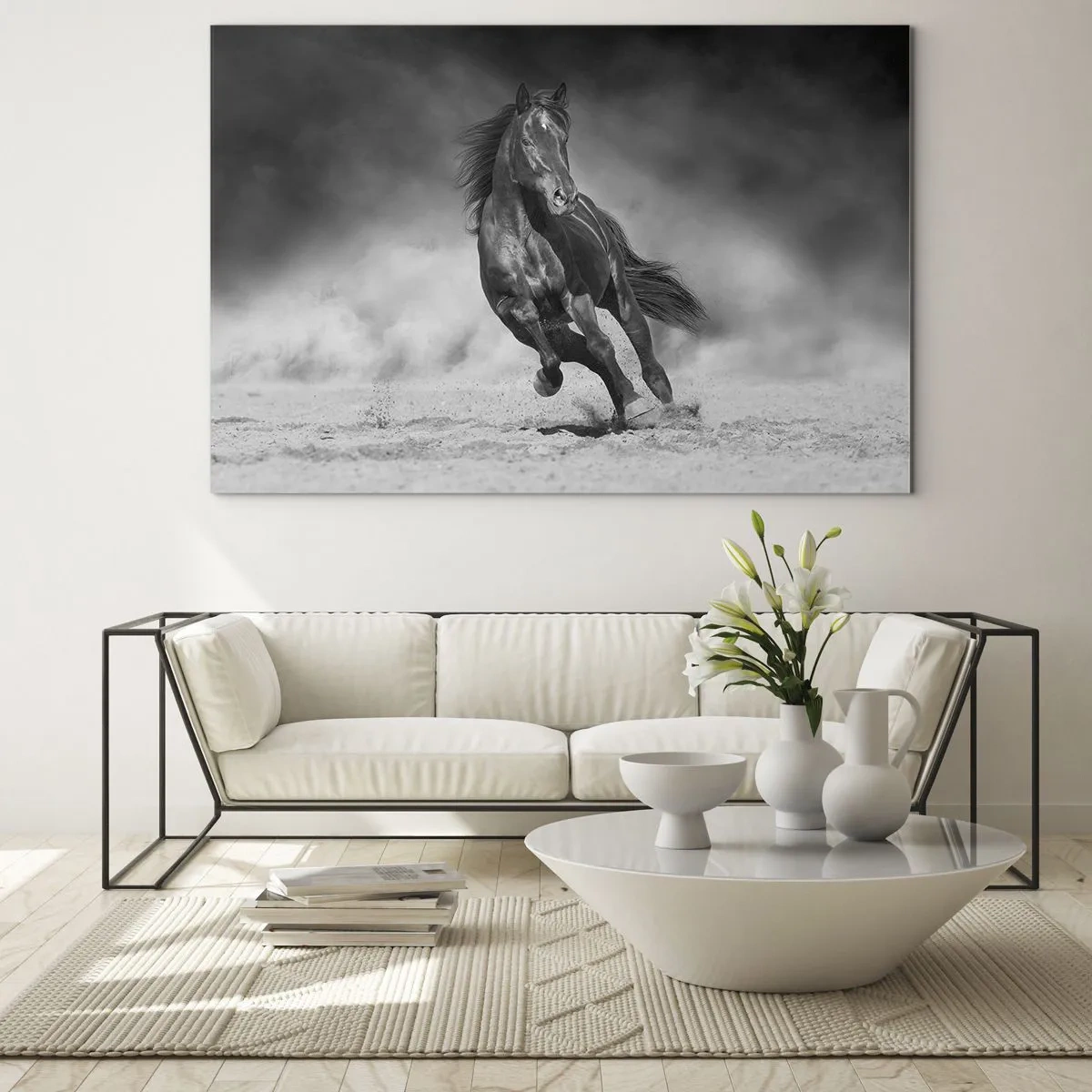 Glasbild - Bild auf glas - Ein schwarzes Pferd, das in Schwarz und Weiß über den Sand galoppiert. - 70x50cm - Würdig des Emirs selbst - Moderne Wanddekoration für Wohnzimmer und Schlafzimmer ARTTOR