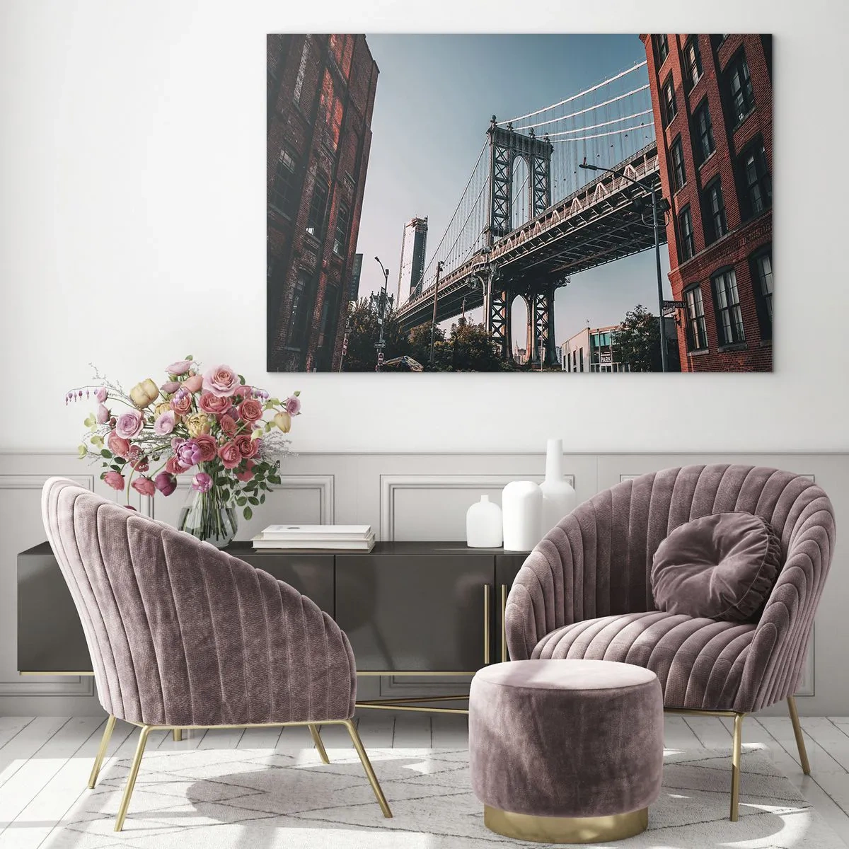 Glasbild - Bild auf glas - Eine Hängebrücke zwischen Backsteingebäuden in einer städtischen Umgebung - 70x50cm - Über den Wellen der Stadt - Moderne Wanddekoration für Wohnzimmer und Schlafzimmer ARTTOR