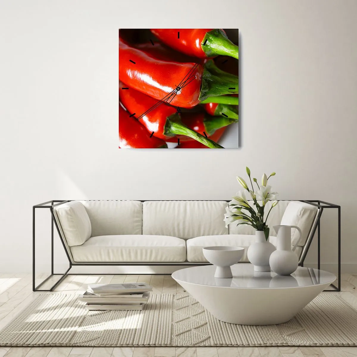 Wanduhr - Glasuhr - Nahaufnahme von roten Chilischoten mit grünen Stielen - 30x30cm - Saftig, glänzend, glatt - Moderne Wanddekoration für Wohnzimmer und Schlafzimmer ARTTOR