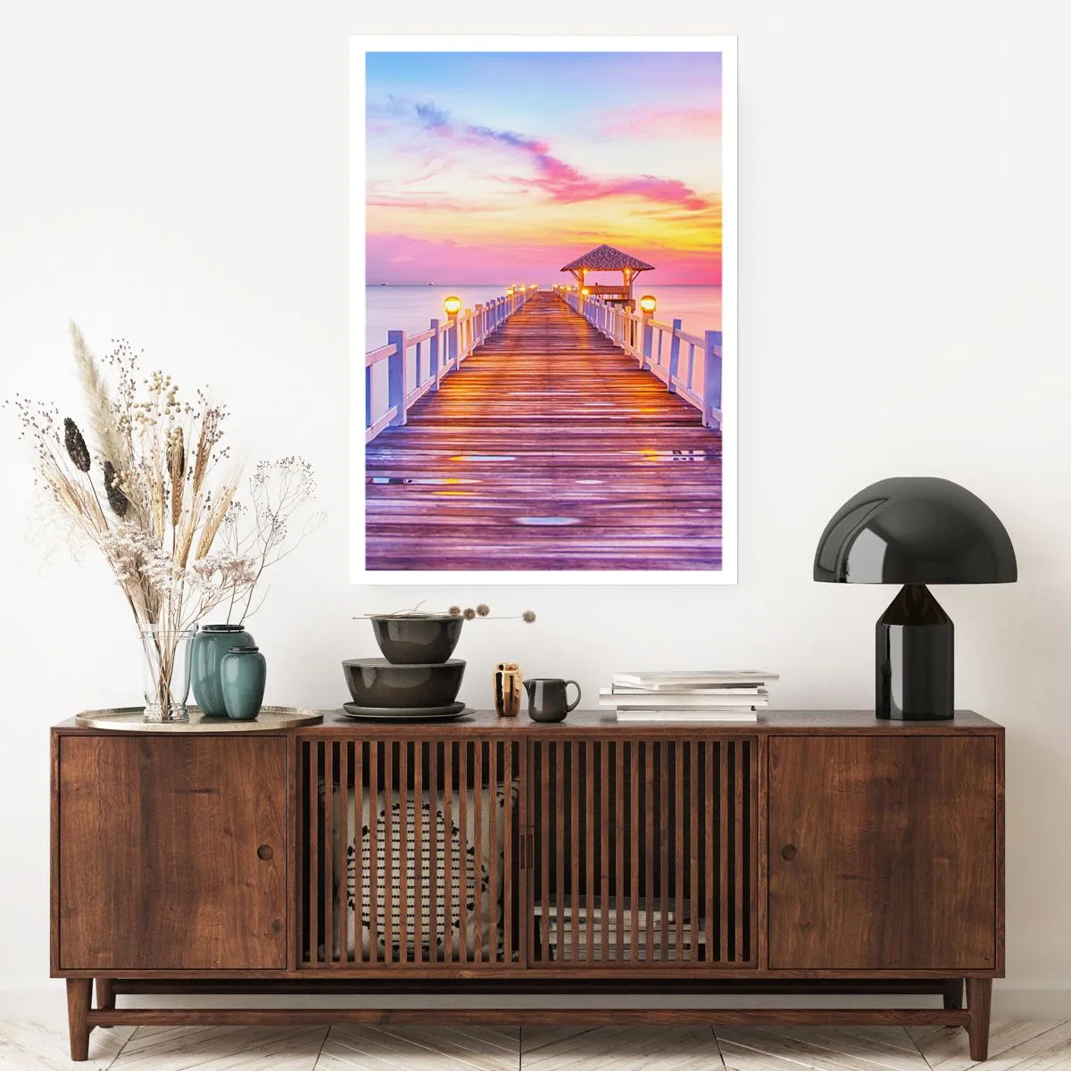 Poster - Ein Pier mit einem Pavillon, beleuchtet von der untergehenden Sonne - 50x70cm - Die lila-goldene Stille des Abends - Moderne Wanddekoration für Wohnzimmer und Schlafzimmer ARTTOR