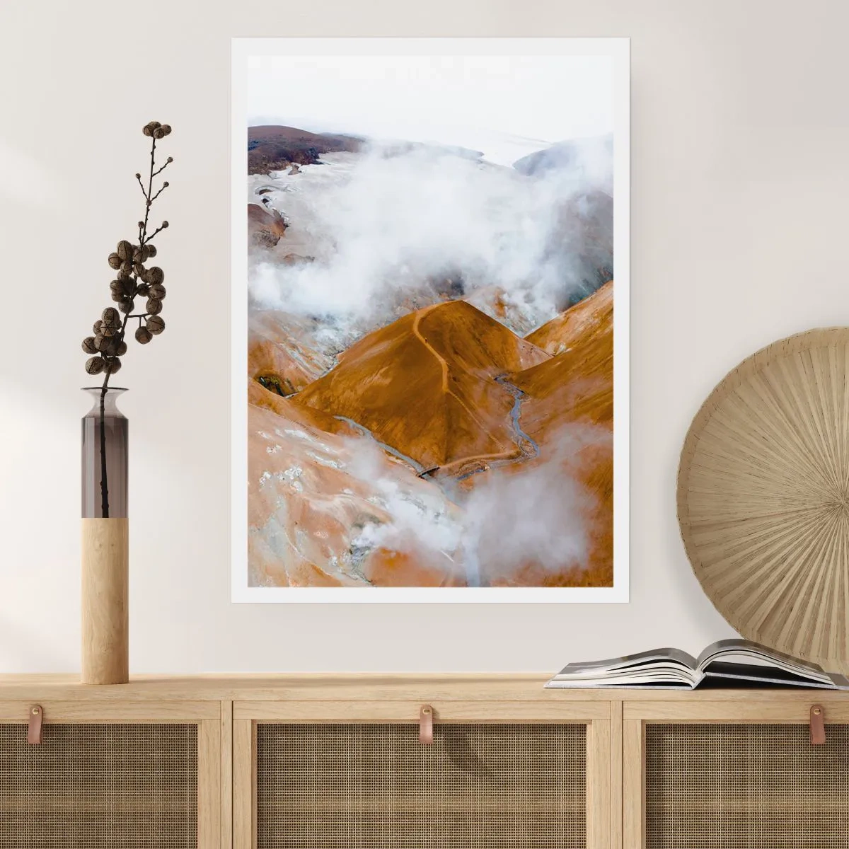 Poster - Nebel schwebt über goldenen Hügeln in einer natürlichen Landschaft - 50x70cm - Islands rohe Schönheit - Moderne Wanddekoration für Wohnzimmer und Schlafzimmer ARTTOR
