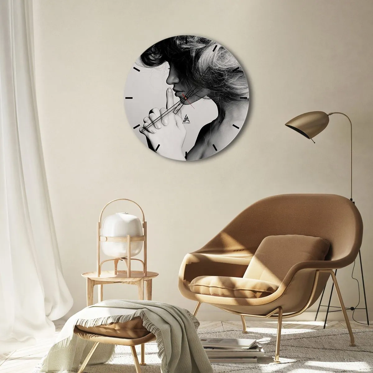 Wanduhr - Glasuhr - Schwarz-Weiß-Foto einer Frau mit dem Finger an den Lippen - 30x30cm - Auf sich selbst hören - Moderne Wanddekoration für Wohnzimmer, Küche und Schlafzimmer ARTTOR