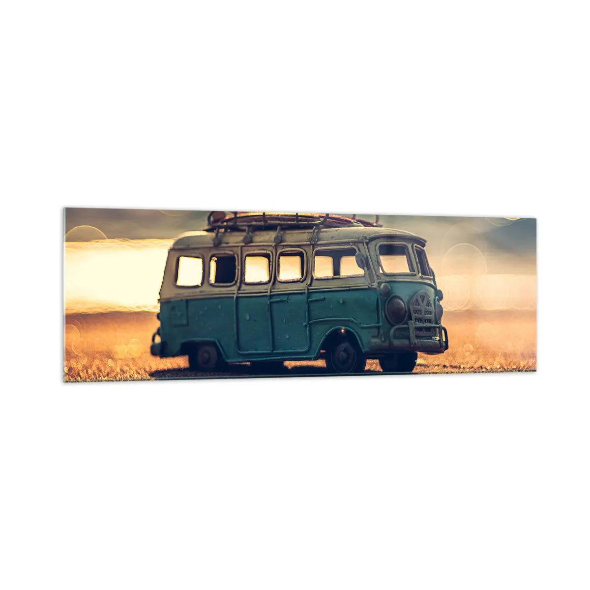 Glasbild - Bild auf glas - Retro-Bus gegen verschwommenes Licht - 160x50cm - Das Ende der Idole: Geld und Arbeit - Moderne Wanddekoration für Wohnzimmer und Schlafzimmer ARTTOR
