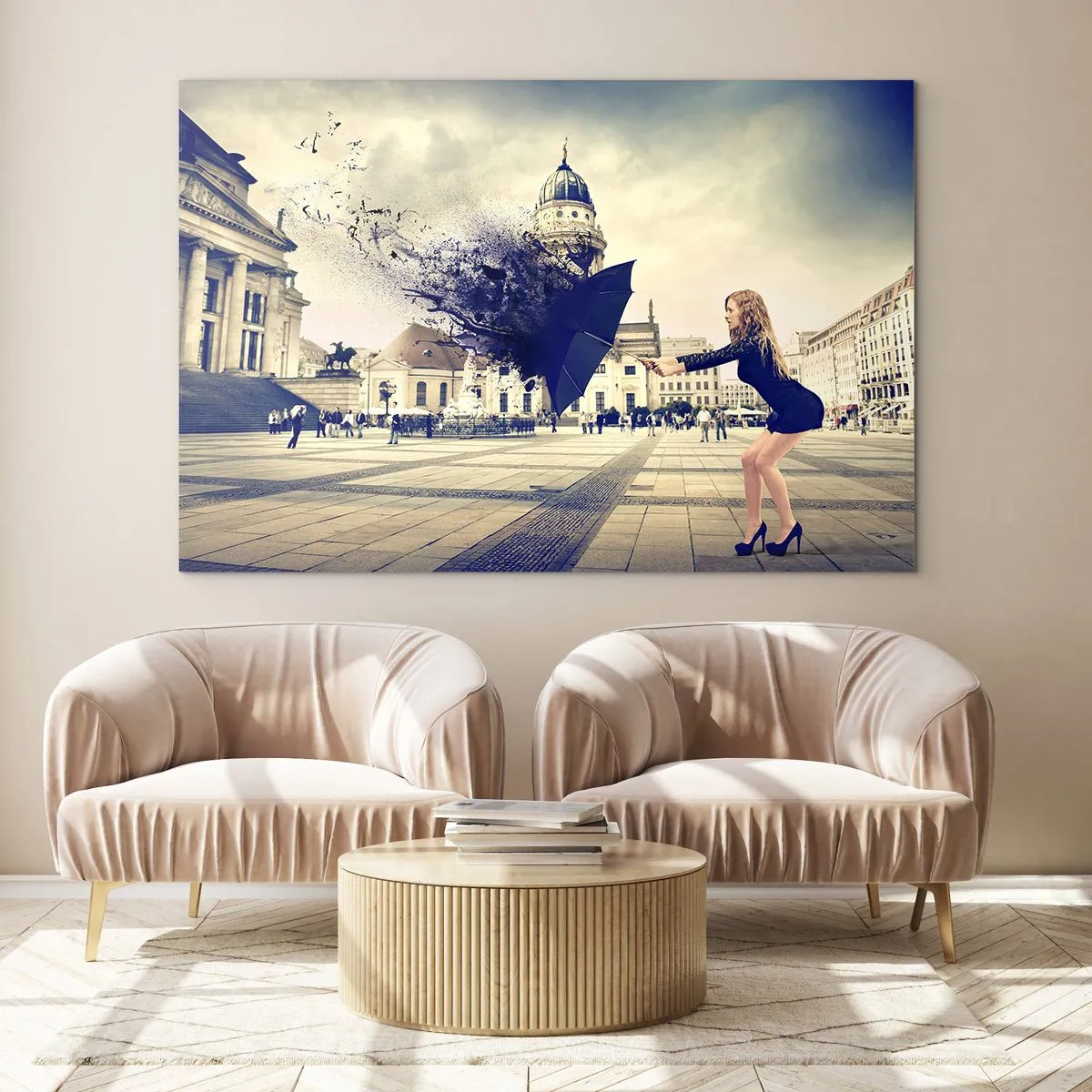 Glasbild - Bild auf glas - Eine Frau mit einem Regenschirm vor der Kulisse eines Stadtplatzes in einer künstlerischen Komposition - 120x80cm - Es weht so ein Wind ... - Moderne Wanddekoration für Wohnzimmer und Schlafzimmer ARTTOR