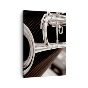 Bild auf Leinwand - Leinwandbild - Eine Nahaufnahme einer silbernen Trompete vor einem eleganten Stoffhintergrund. - 50x70cm - Eine musikalische Reise in die 1930er Jahre - Moderne Wanddekoration für Wohnzimmer und Schlafzimmer ARTTOR