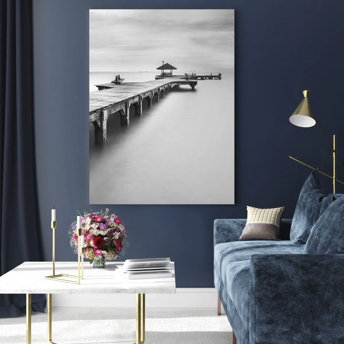 Glasbild - Bild auf glas - Holzsteg in Schwarz und Weiß mit Blick auf den See - 50x70cm - In die Ferne - Moderne Wanddekoration für Wohnzimmer und Schlafzimmer ARTTOR