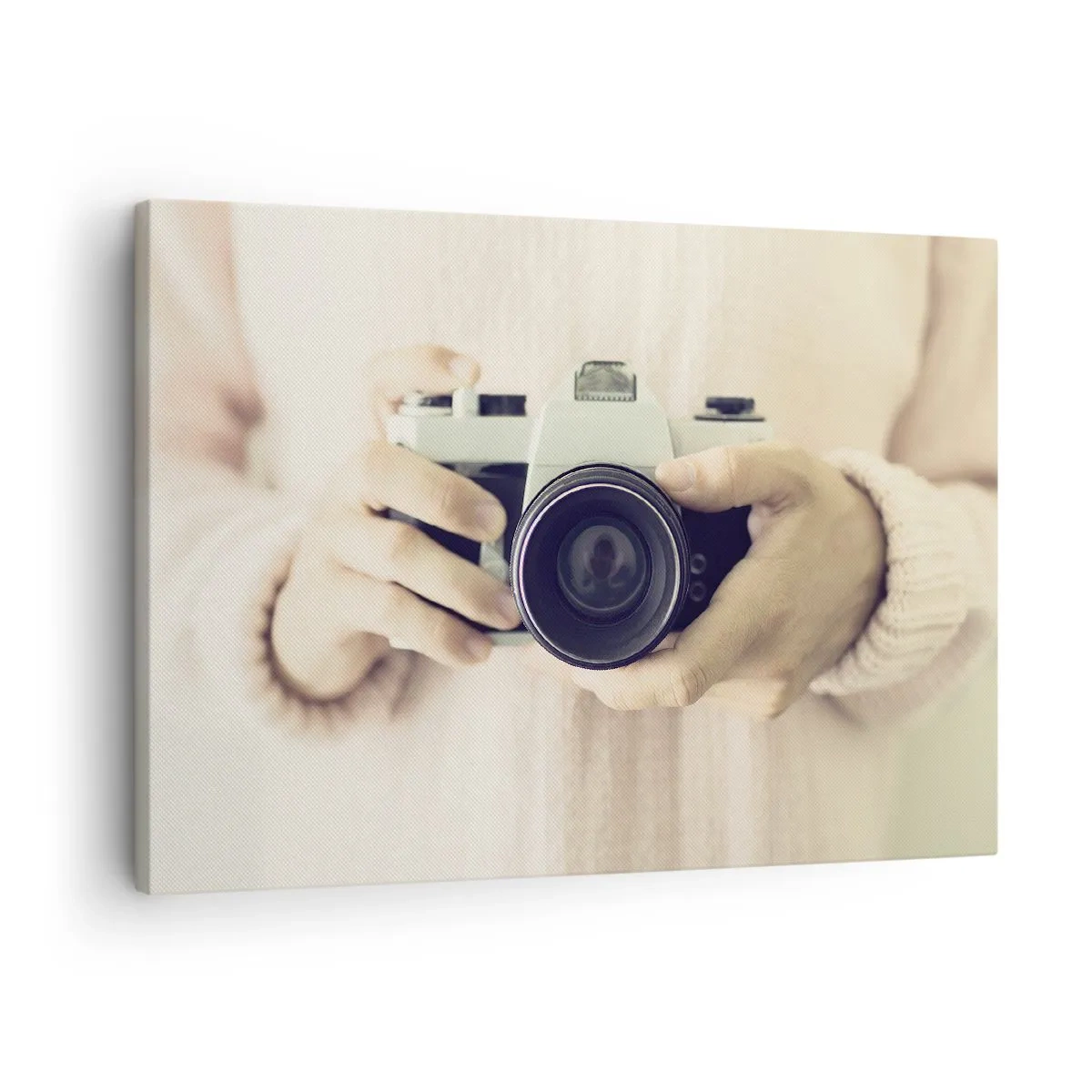 Bild auf Leinwand - Leinwandbild - Retro-Kamera in den Händen vor hellem Hintergrund gehalten - 70x50cm - Um mehr zu sehen ... - Moderne Wanddekoration für Wohnzimmer und Schlafzimmer ARTTOR