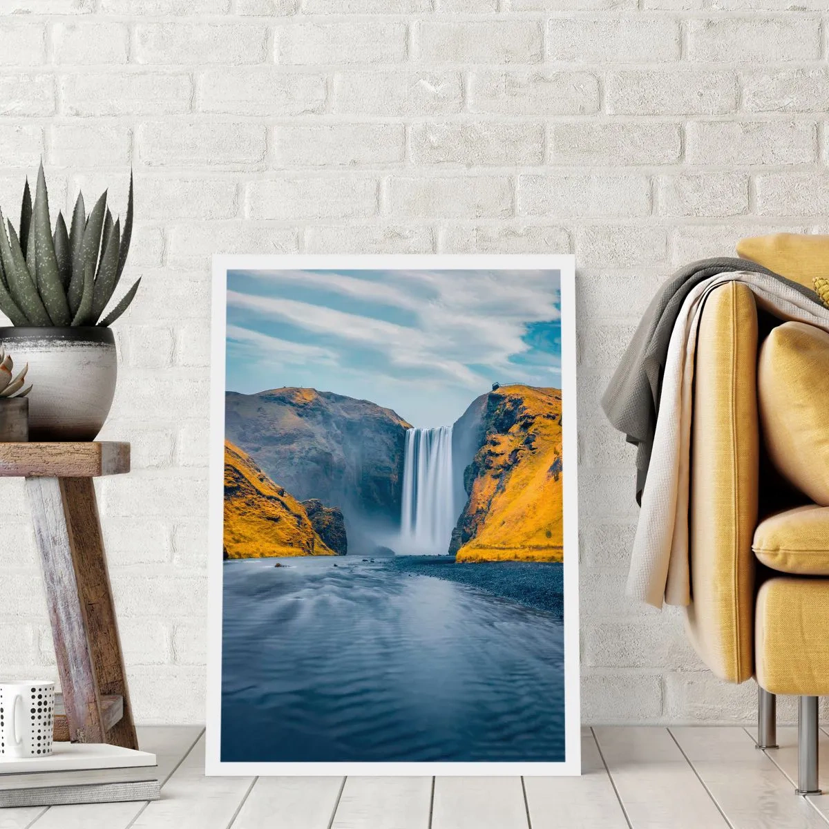 Poster - Ein Wasserfall, der von Bergen herabfließt, die von goldenen Hängen umgeben sind - 50x70cm - Ewige Dauer, ewige Bewegung - Moderne Wanddekoration für Wohnzimmer und Schlafzimmer ARTTOR