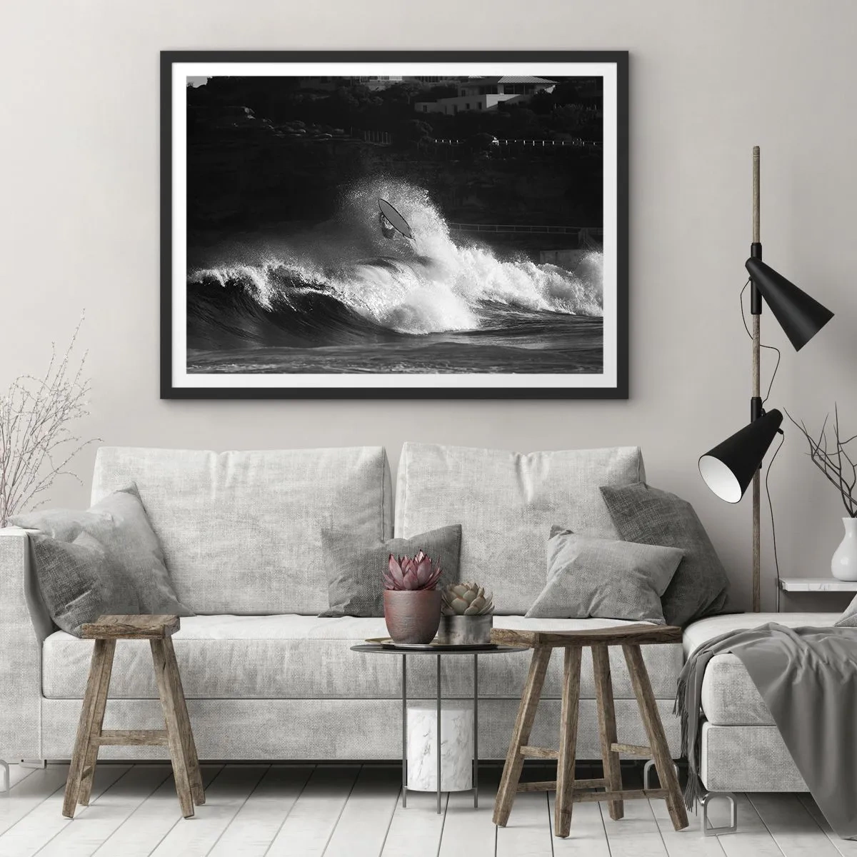 Poster in einem schwarzem Rahmen - Ein Surfer, der eine Welle reitet, in Monochrom - 70x50cm - Herausforderung angenommen! - Moderne Wanddekoration für Wohnzimmer und Schlafzimmer ARTTOR