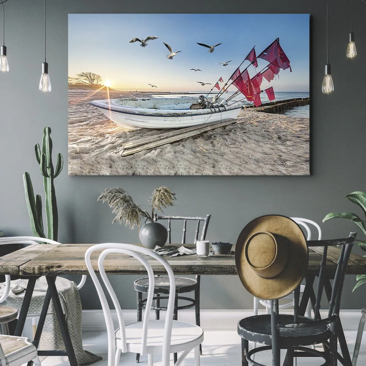 Bild auf Leinwand - Leinwandbild - Ein Boot am Strand im Morgengrauen mit Möwen und roten Fahnen - 100x70cm - Wohlverdiente Ruhe - Moderne Wanddekoration für Wohnzimmer und Schlafzimmer ARTTOR