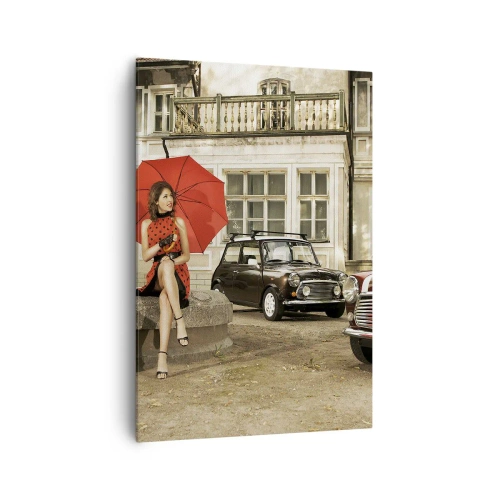 Bild auf Leinwand - Leinwandbild - Frau mit rotem Regenschirm bei Oldtimern - 70x100cm - Eine sentimentale Minireise - Moderne Wanddekoration für Wohnzimmer und Schlafzimmer ARTTOR
