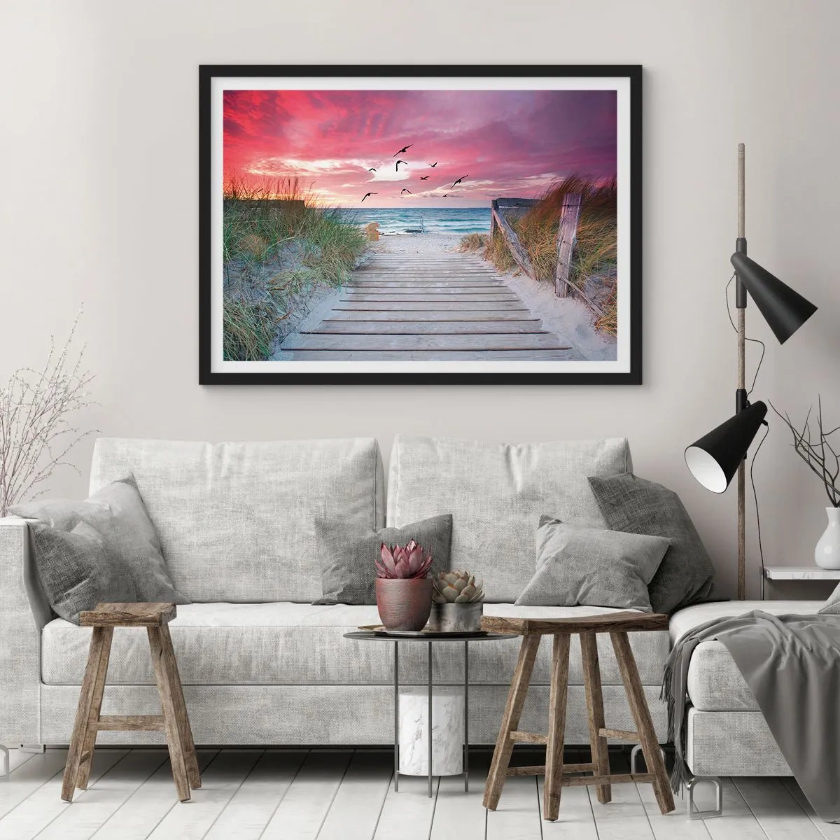 Poster in einem schwarzem Rahmen - Holzweg am Strand bei rosa Sonnenuntergang - 70x50cm - Baltischer Eindruck - Moderne Wanddekoration für Wohnzimmer und Schlafzimmer ARTTOR