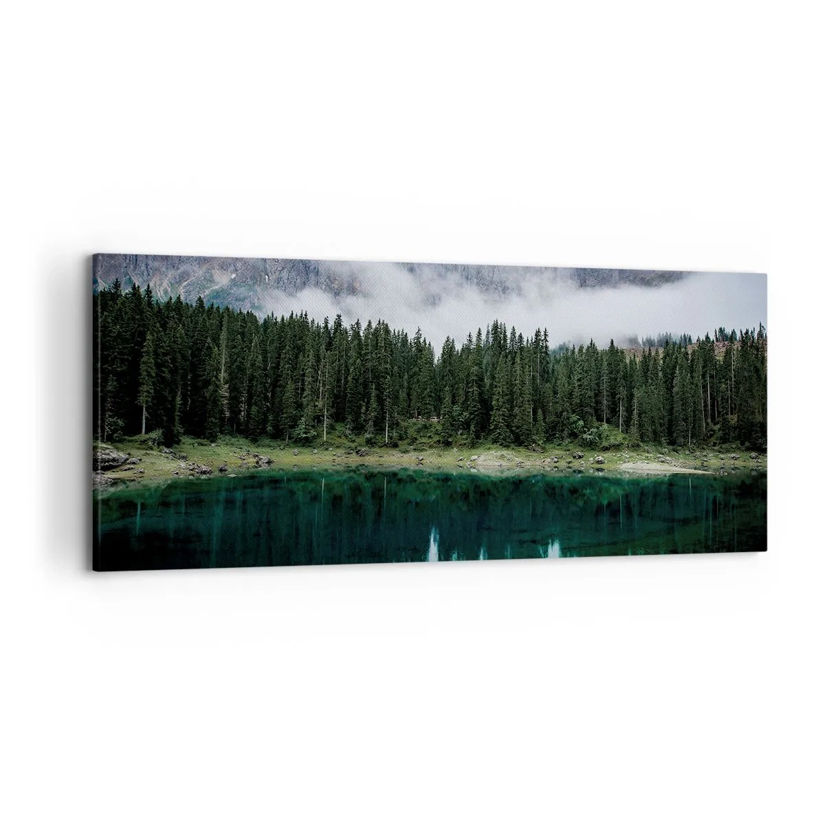 Bild auf Leinwand - Leinwandbild - Eine Berglandschaft mit einem Wald und einem See, in dem sich der Himmel spiegelt - 120x50cm - Leise, leise, lass uns das Trinkwasser nicht wecken ... - Moderne Wanddekoration für Wohnzimmer und Schlafzimmer ARTTOR