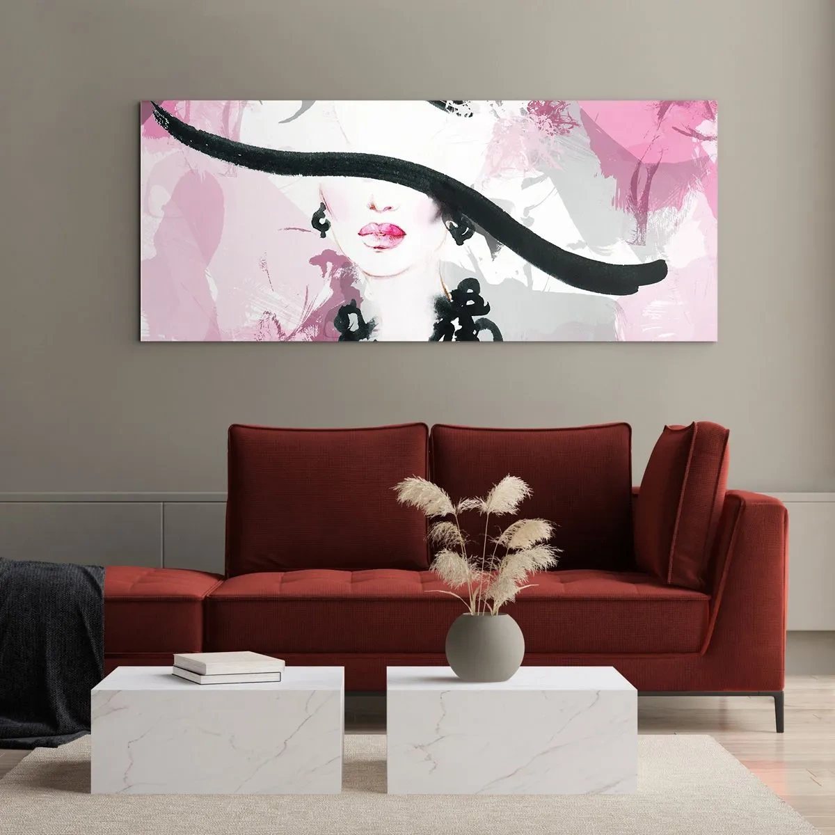 Glasbild - Bild auf glas - Eine elegante Frau mit Hut vor einem Hintergrund aus rosa Abstraktionen. - 160x50cm - Bildnis einer Dame in Schwarz und Pink - Moderne Wanddekoration für Wohnzimmer und Schlafzimmer ARTTOR