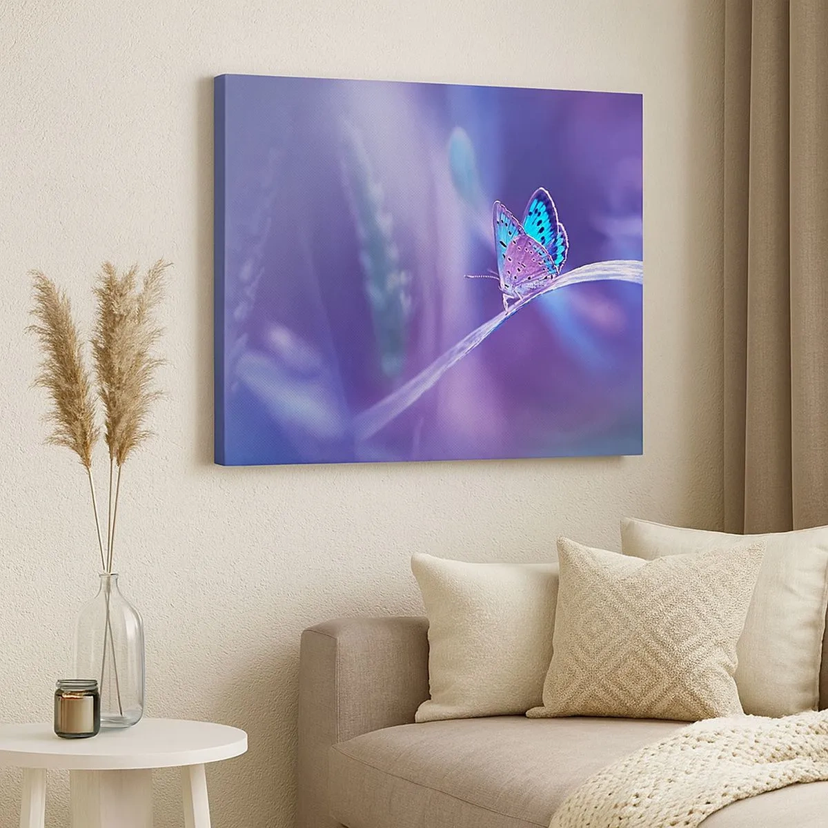 Bild auf Leinwand - Leinwandbild - Ein zarter blauer Schmetterling auf einem Stängel in violettem Licht - 70x50cm - Ein Juwel der Natur - Moderne Wanddekoration für Wohnzimmer und Schlafzimmer ARTTOR