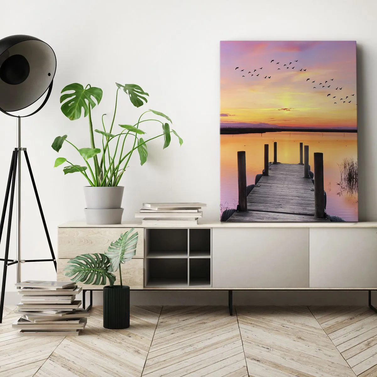 Bild auf Leinwand - Leinwandbild - Ein Pier an einem See bei Sonnenuntergang mit Vögeln am Himmel - 80x120cm - Violette stille Morgendämmerung - Moderne Wanddekoration für Wohnzimmer und Schlafzimmer ARTTOR