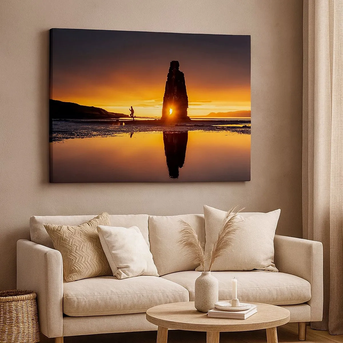 Bild auf Leinwand - Leinwandbild - Person läuft bei Sonnenuntergang am Strand mit Felsformation - 70x50cm - Nur du und die Natur - Moderne Wanddekoration für Wohnzimmer und Schlafzimmer ARTTOR