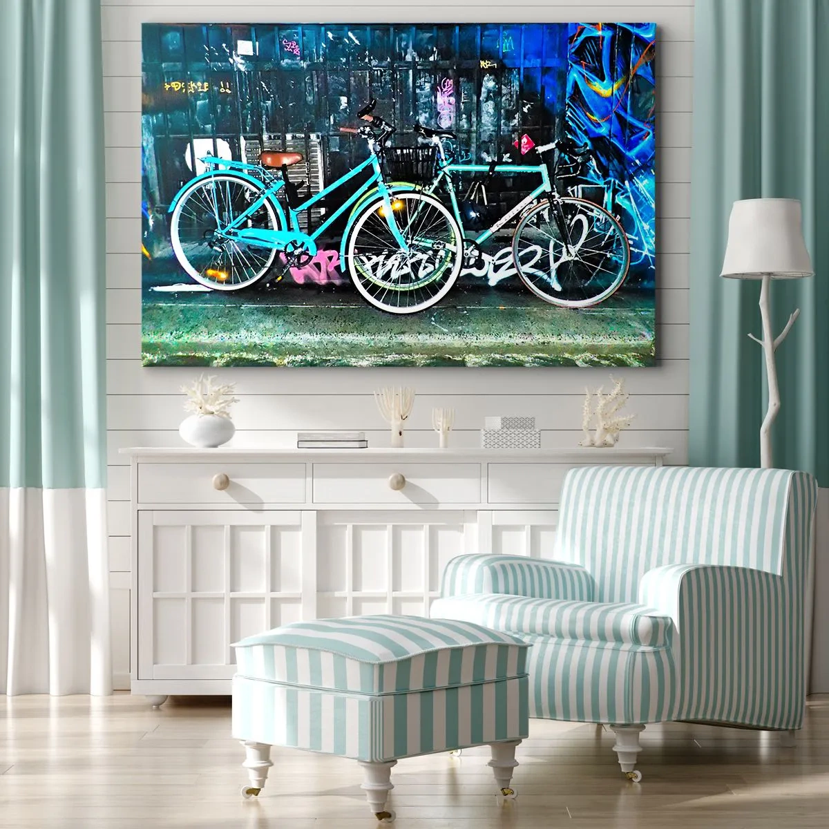 Bild auf Leinwand - Leinwandbild - Zwei türkisfarbene Fahrräder vor einer urbanen Graffiti-Kulisse. - 70x50cm - Die Stadt ruft - Moderne Wanddekoration für Wohnzimmer und Schlafzimmer ARTTOR