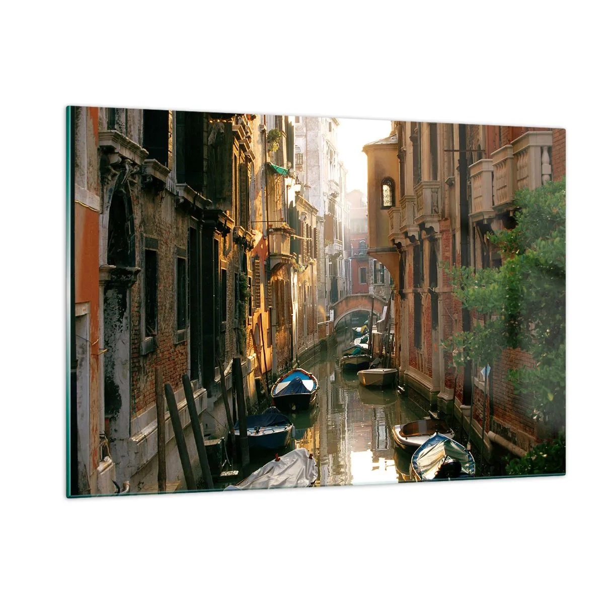 Glasbild - Bild auf glas - Ein venezianischer Kanal mit Booten, umgeben von historischen Mietshäusern - 120x80cm - In einer venezianischen Gasse - Moderne Wanddekoration für Wohnzimmer und Schlafzimmer ARTTOR