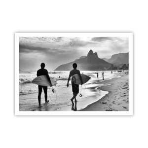 Poster - Zwei Surfer laufen mit ihren schwarz-weißen Brettern am Strand entlang. - 100x70cm - Single-Wave-Samba - Moderne Wanddekoration für Wohnzimmer und Schlafzimmer ARTTOR