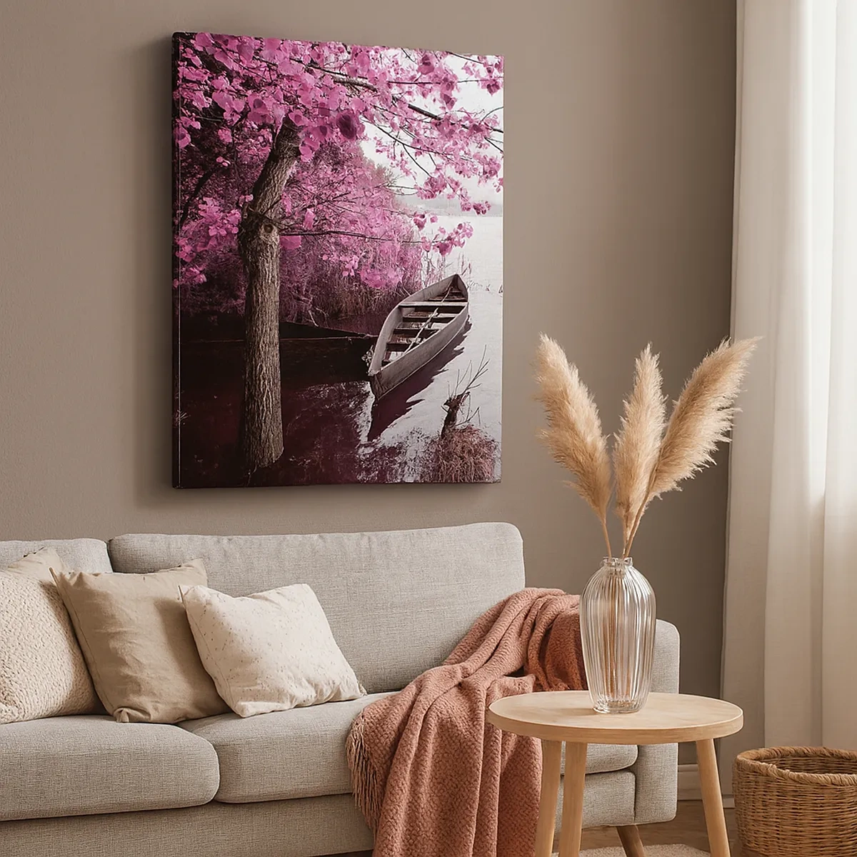 Bild auf Leinwand - Leinwandbild - Ein Boot am Ufer eines Sees zwischen rosa Bäumen - 50x70cm - In rosa Stille - Moderne Wanddekoration für Wohnzimmer und Schlafzimmer ARTTOR