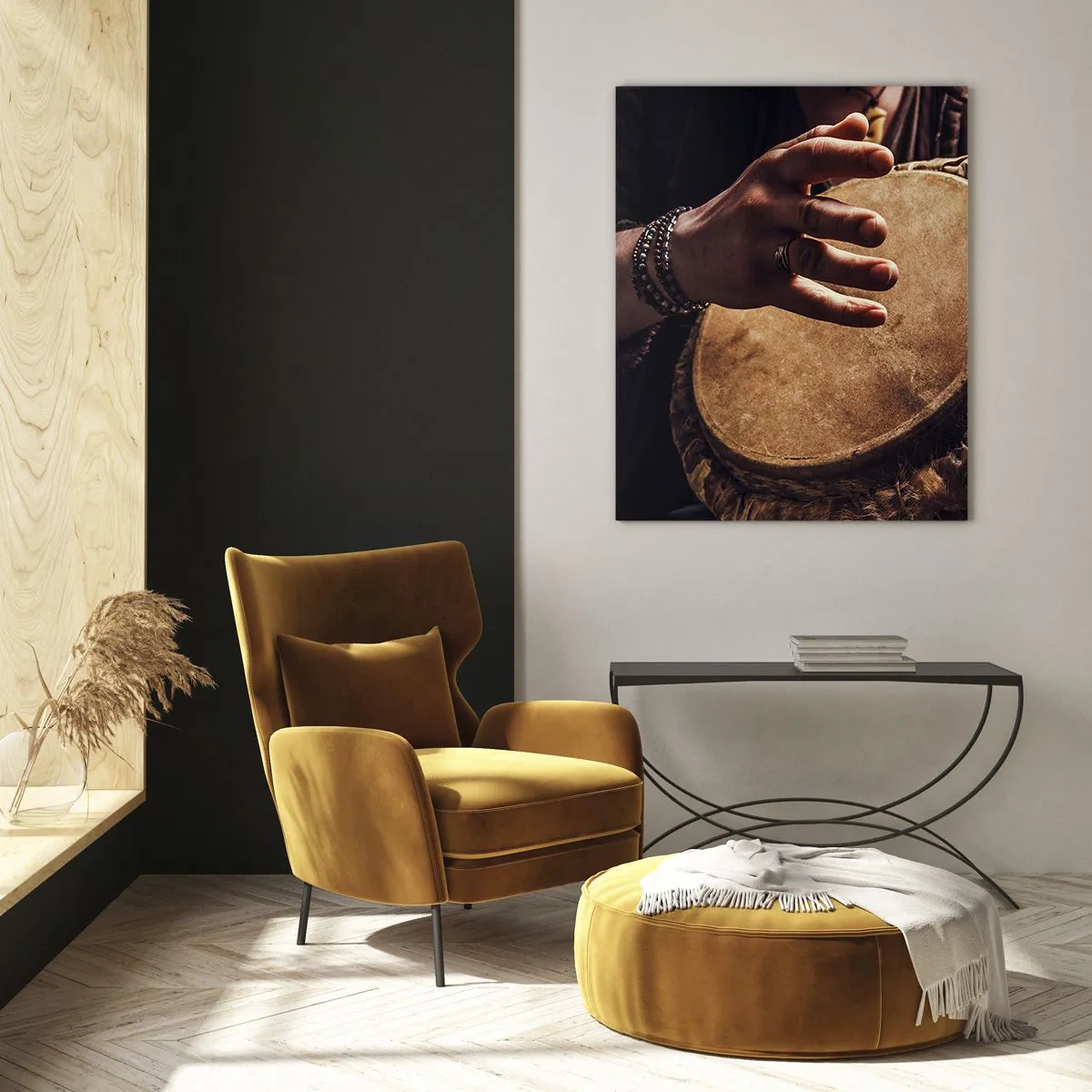 Glasbild - Bild auf glas - Nahaufnahme von Händen, die in warmem Licht eine Djembe-Trommel spielen. - 50x70cm - Im Rhythmus des Herzens - Moderne Wanddekoration für Wohnzimmer und Schlafzimmer ARTTOR