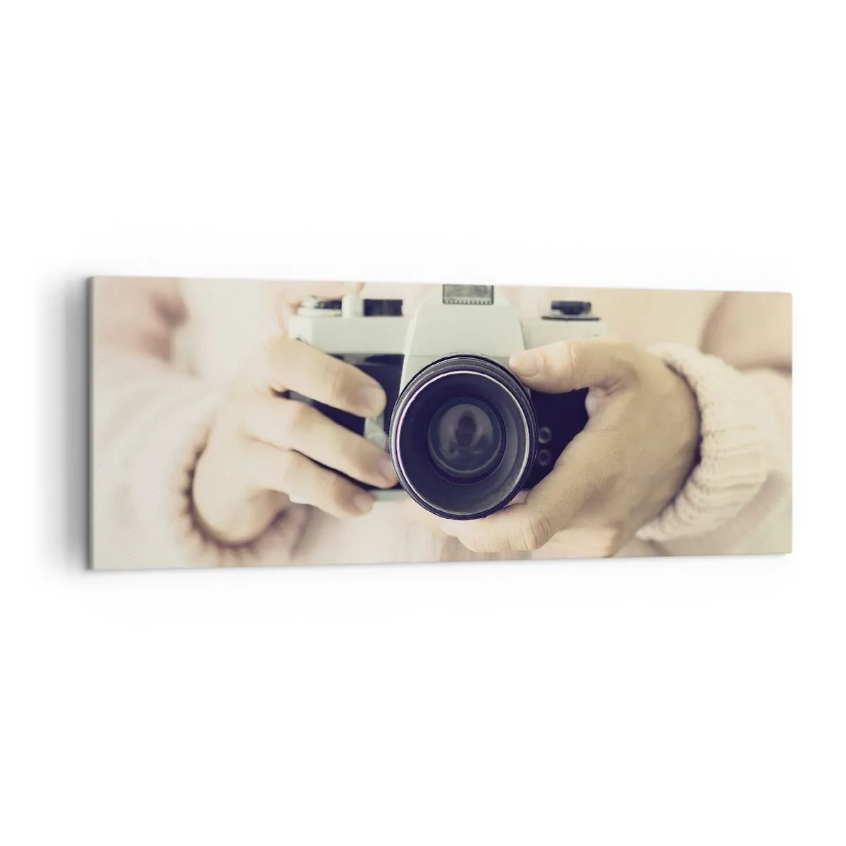Bild auf Leinwand - Leinwandbild - Retro-Kamera in den Händen vor hellem Hintergrund gehalten - 140x50cm - Um mehr zu sehen ... - Moderne Wanddekoration für Wohnzimmer und Schlafzimmer ARTTOR