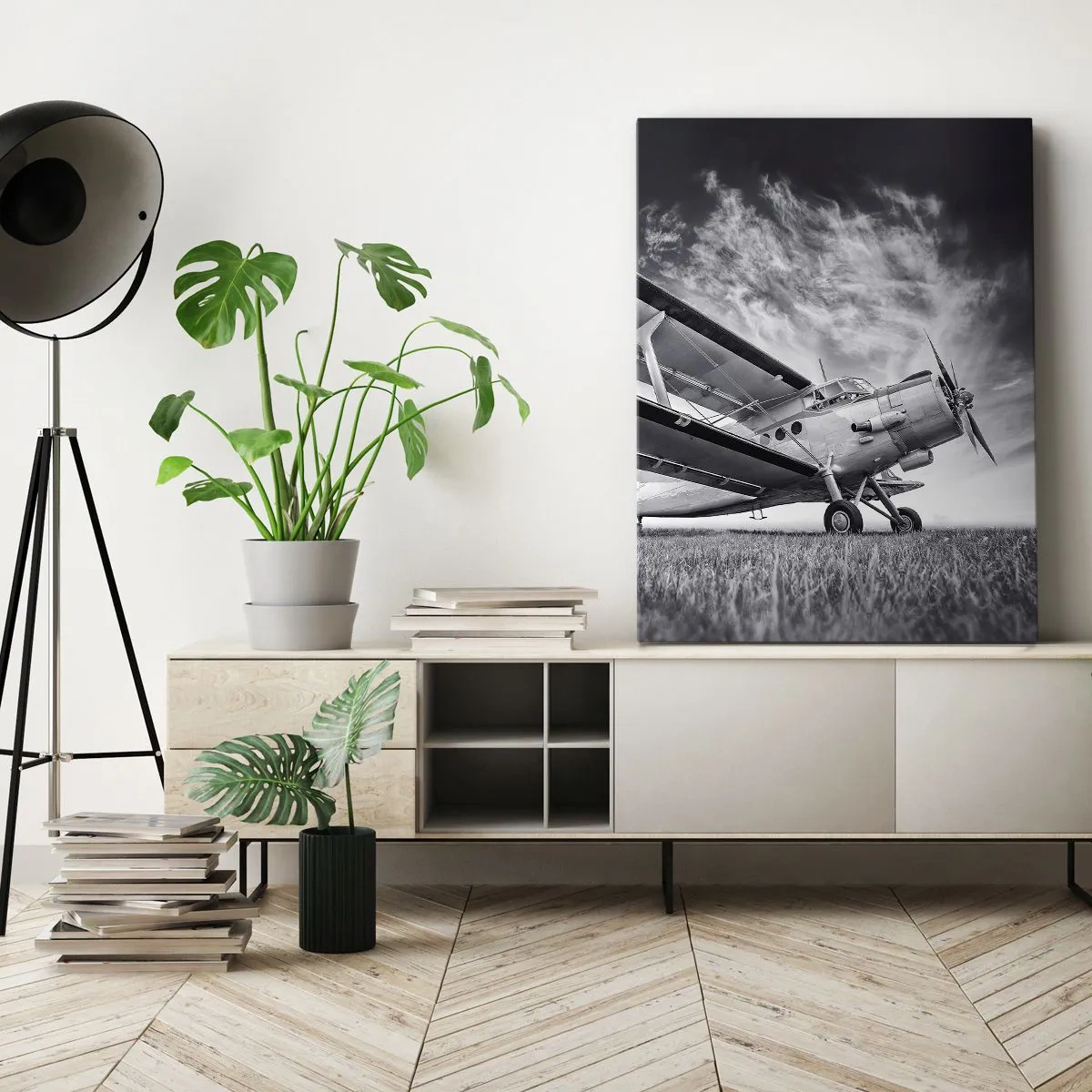 Bild auf Leinwand - Leinwandbild - Ein Flugzeug vor einem dramatischen Himmel in Schwarzweiß - 70x100cm - Der geflügelte Wanderer - Moderne Wanddekoration für Wohnzimmer und Schlafzimmer ARTTOR