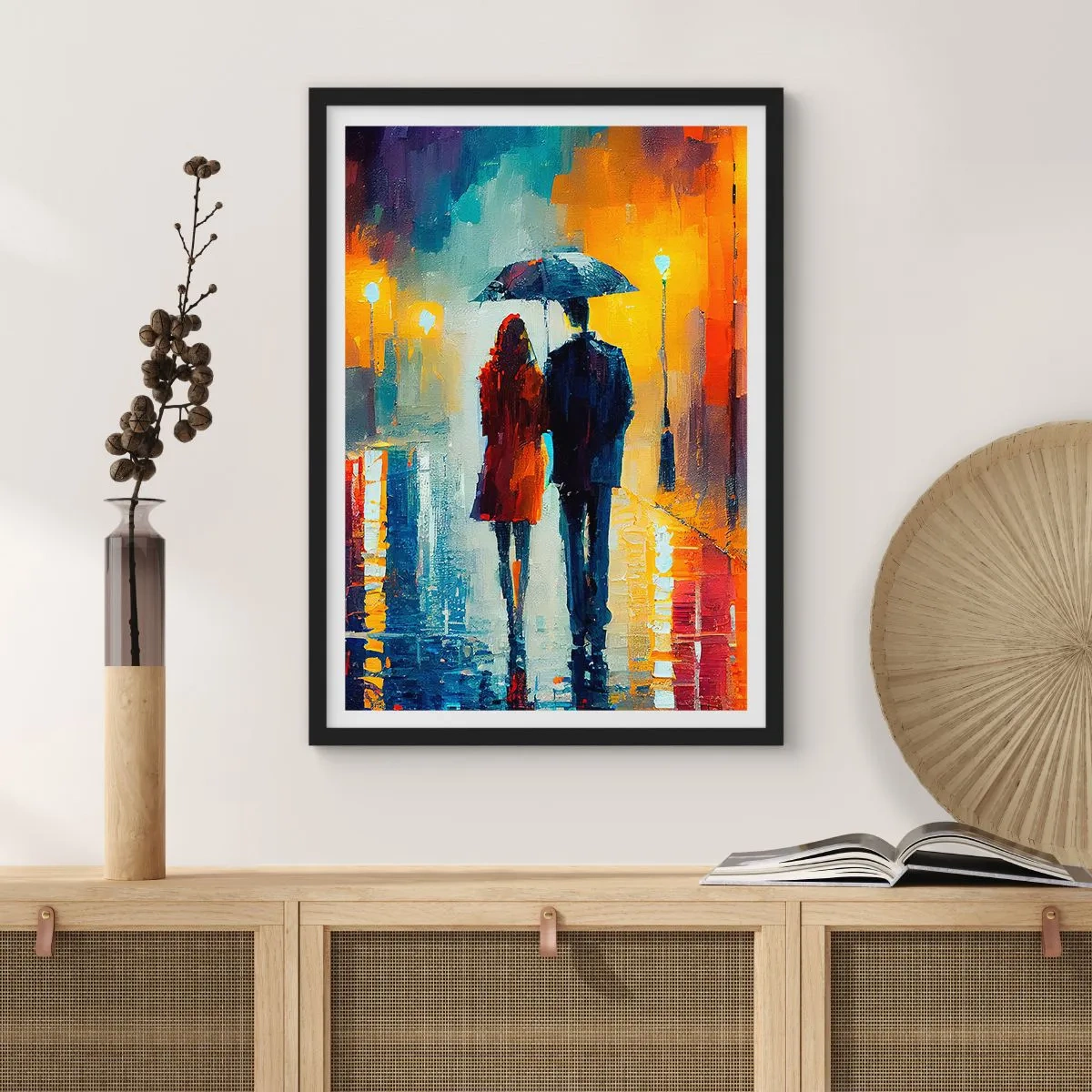 Poster in einem schwarzem Rahmen - Ein Paar mit einem Regenschirm geht im Regen eine Stadtstraße entlang. - 50x70cm - Gemeinsam – eine bunte Nacht - Moderne Wanddekoration für Wohnzimmer und Schlafzimmer ARTTOR