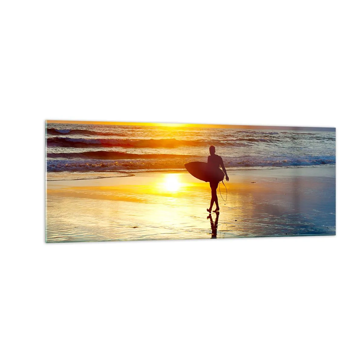 Glasbild - Bild auf glas - Ein Surfer geht bei Sonnenuntergang mit einem Brett in der Hand am Strand spazieren. - 140x50cm - Die Rückkehr des Kriegers - Moderne Wanddekoration für Wohnzimmer und Schlafzimmer ARTTOR