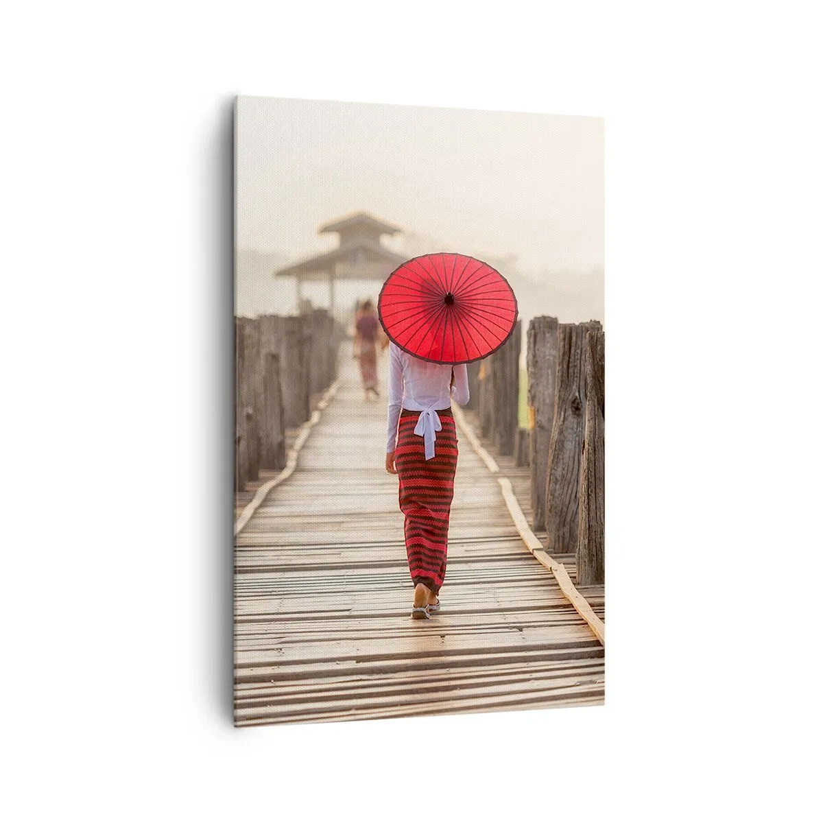 Bild auf Leinwand - Leinwandbild - Eine Frau mit einem roten Regenschirm auf einer Holzbrücke - 80x120cm - Auf der alten Brücke - Moderne Wanddekoration für Wohnzimmer und Schlafzimmer ARTTOR