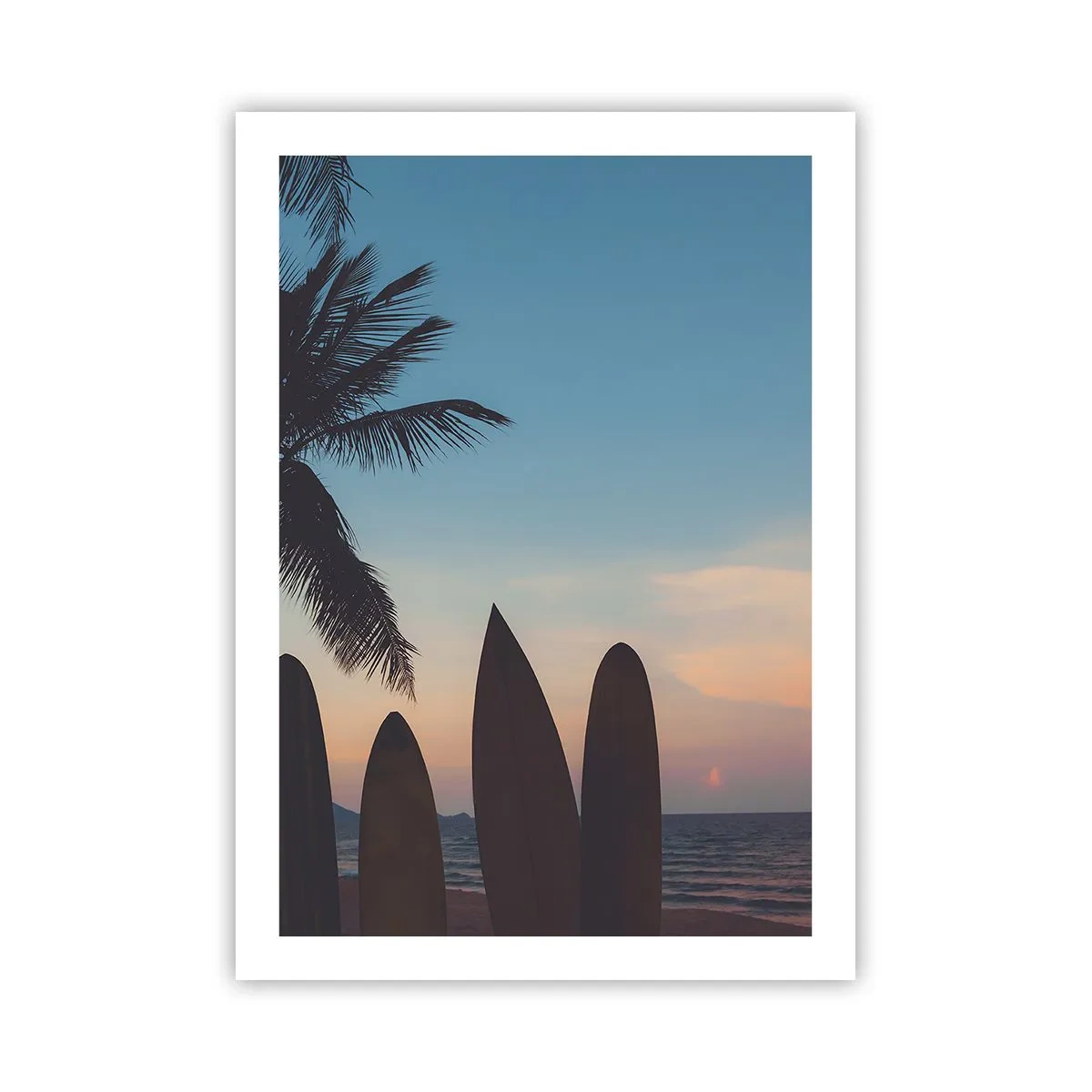 Poster - Surfbretter am Strand mit Sonnenuntergang und Palmen im Hintergrund - 50x70cm - Morgen wird es auch lustig - Moderne Wanddekoration für Wohnzimmer und Schlafzimmer ARTTOR