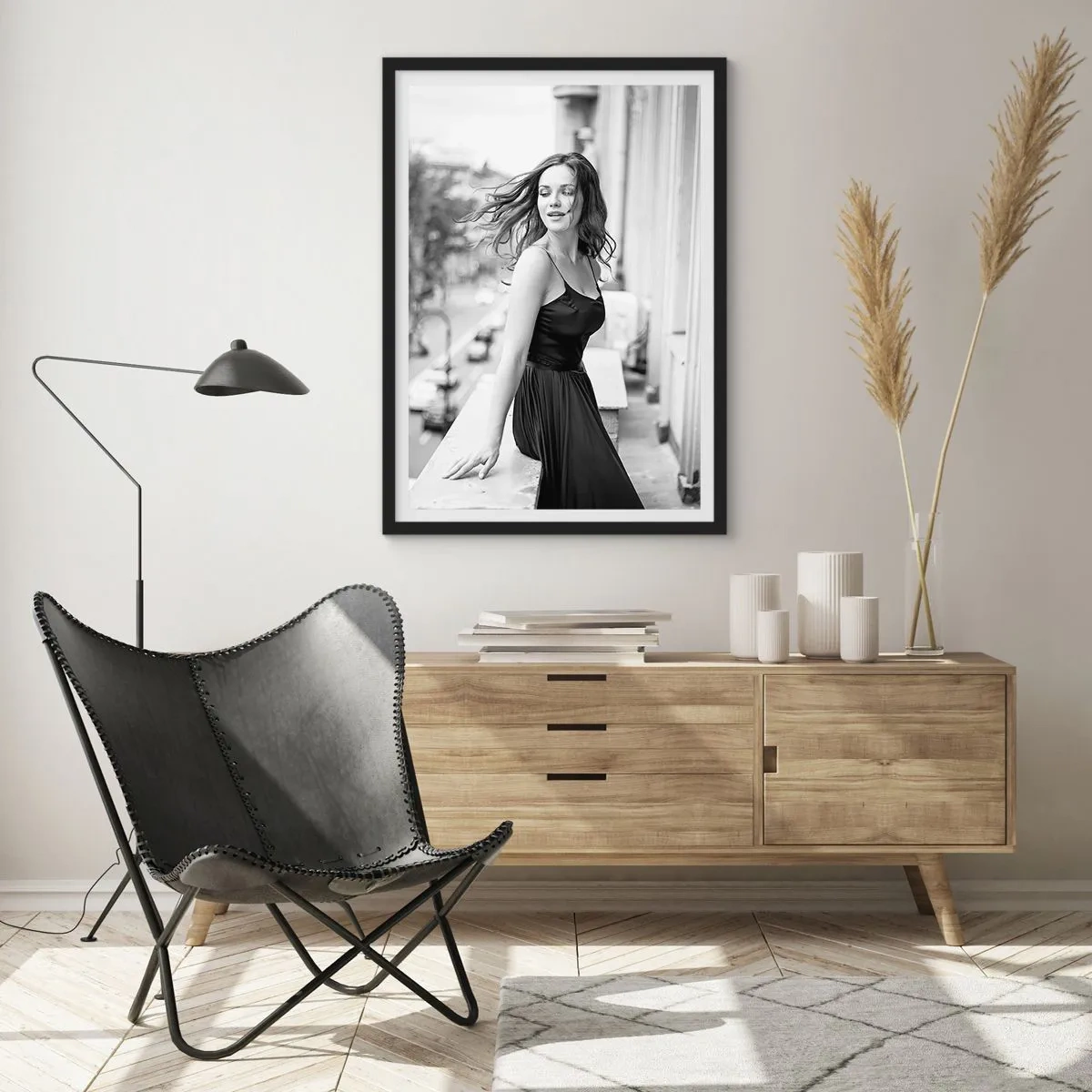 Poster in einem schwarzem Rahmen - Schwarz-Weiß-Fotografie einer Frau auf einem Balkon - 50x70cm - Bestimmt ein Pariser - Moderne Wanddekoration für Wohnzimmer und Schlafzimmer ARTTOR