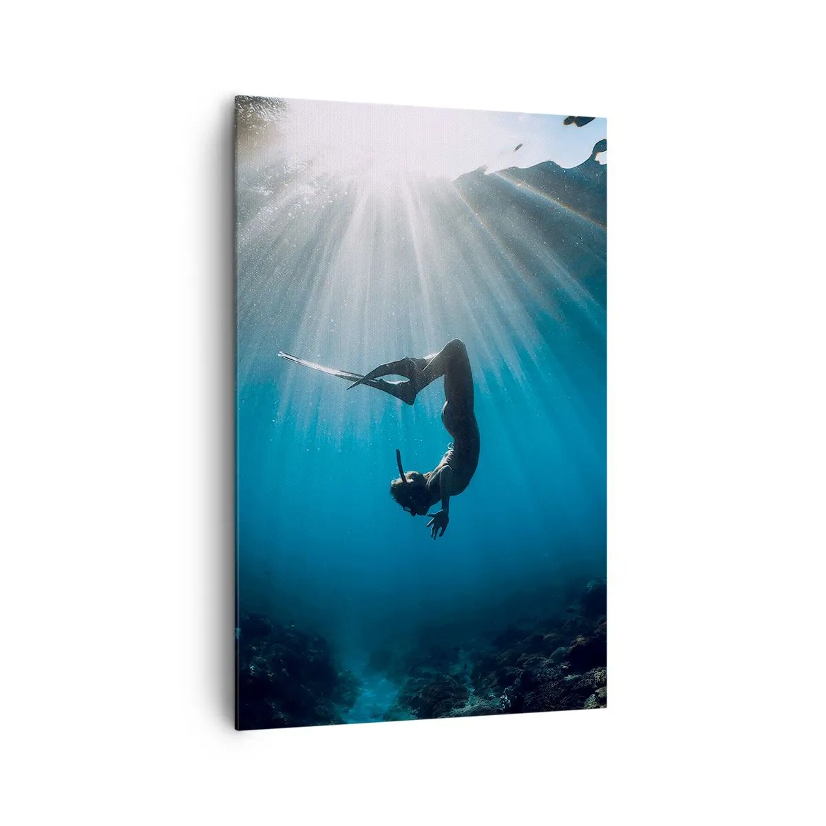 Bild auf Leinwand - Leinwandbild - Ein Taucher, der in einem Lichtstrahl unter Wasser schwimmt - 80x120cm - Tanz unter Wasser - Moderne Wanddekoration für Wohnzimmer und Schlafzimmer ARTTOR