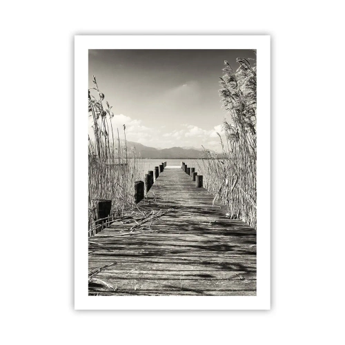 Poster - Eine Holzbrücke im Schilf über einem sepiafarbenen See - 50x70cm - In der Stille des Grases - Moderne Wanddekoration für Wohnzimmer und Schlafzimmer ARTTOR