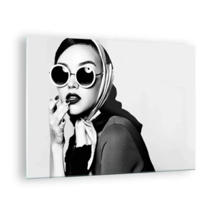 Glasbild - Bild auf glas - Stilvolle Frau mit Brille und schwarz-weißem Schal - 70x50cm - Grüße aus den 1960er Jahren - Moderne Wanddekoration für Wohnzimmer und Schlafzimmer ARTTOR