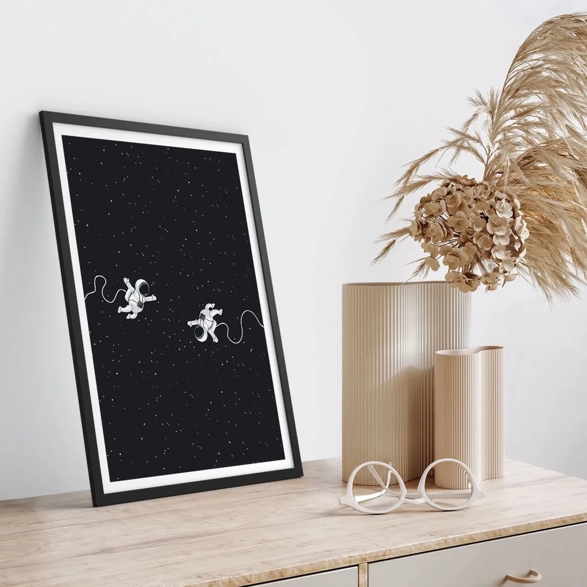 Poster in einem schwarzem Rahmen - Zwei Astronauten schweben im Weltraum - 50x70cm - Kosmischer Tanz - Moderne Wanddekoration für Wohnzimmer und Schlafzimmer ARTTOR