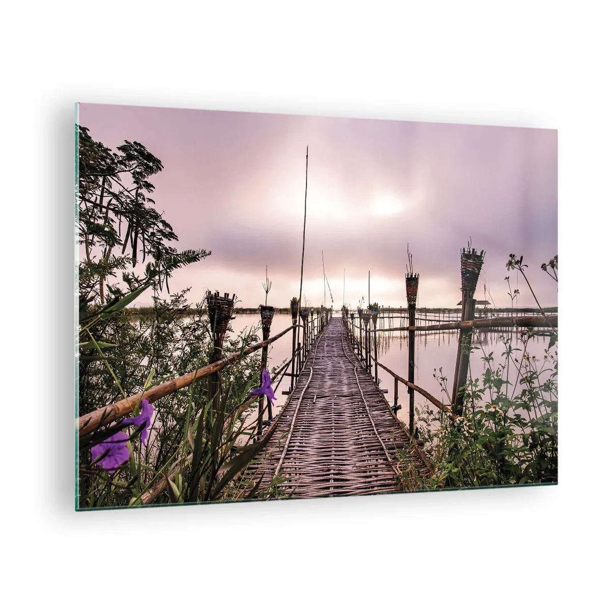 Glasbild - Bild auf glas - Eine Bambusbrücke, die über den See führt, umgeben von Pflanzen und Blumen - 70x50cm - Frieden und Ruhe Asiens - Moderne Wanddekoration für Wohnzimmer und Schlafzimmer ARTTOR