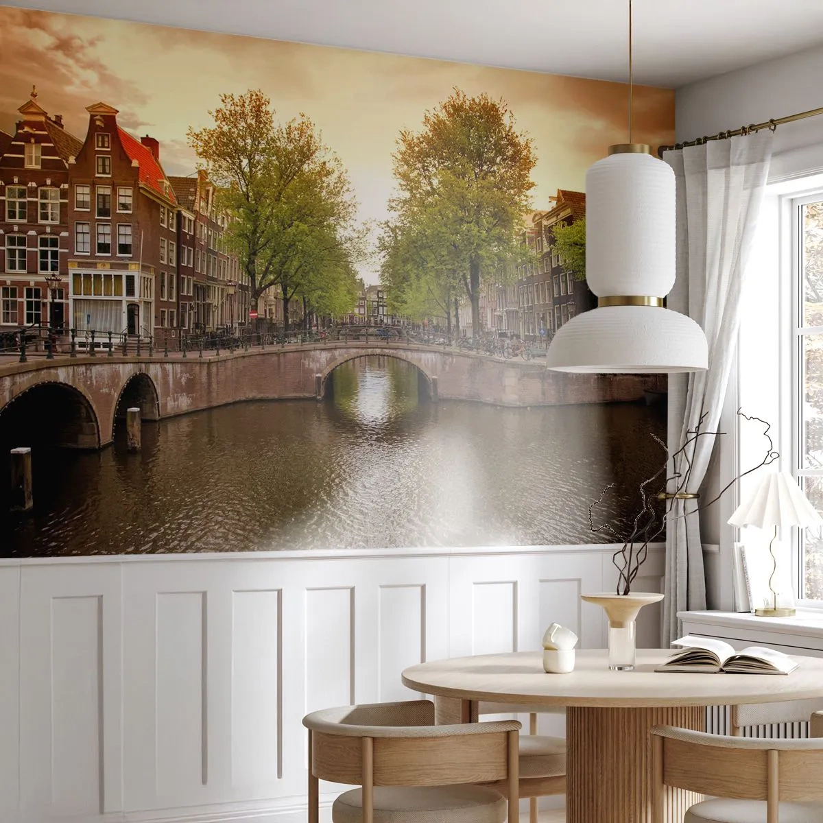 Fototapete Premium Canvas - Ein Kanal in Amsterdam, umgeben von historischen Mietshäusern - 100x70cm - Mit dem Boot oder mit dem Fahrrad? - Moderne Wanddekoration für Wohnzimmer und Schlafzimmer ARTTOR