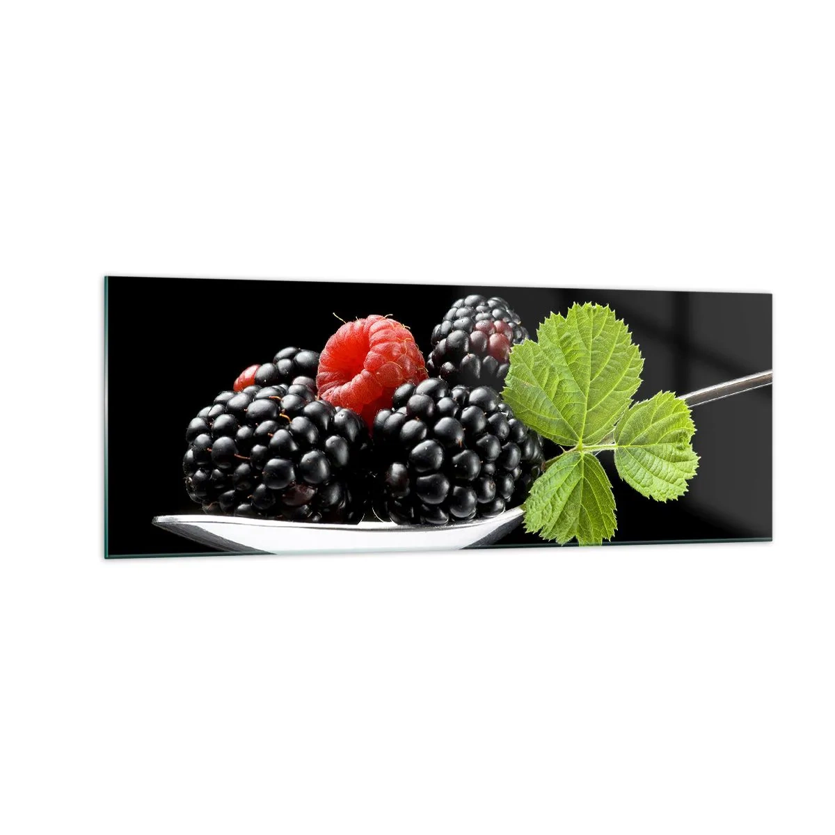 Glasbild - Bild auf glas - Brombeeren und Himbeeren auf einem Löffel mit einem Blatt auf schwarzem Hintergrund - 140x50cm - Der Geschmack der Frische - Moderne Wanddekoration für Wohnzimmer und Schlafzimmer ARTTOR