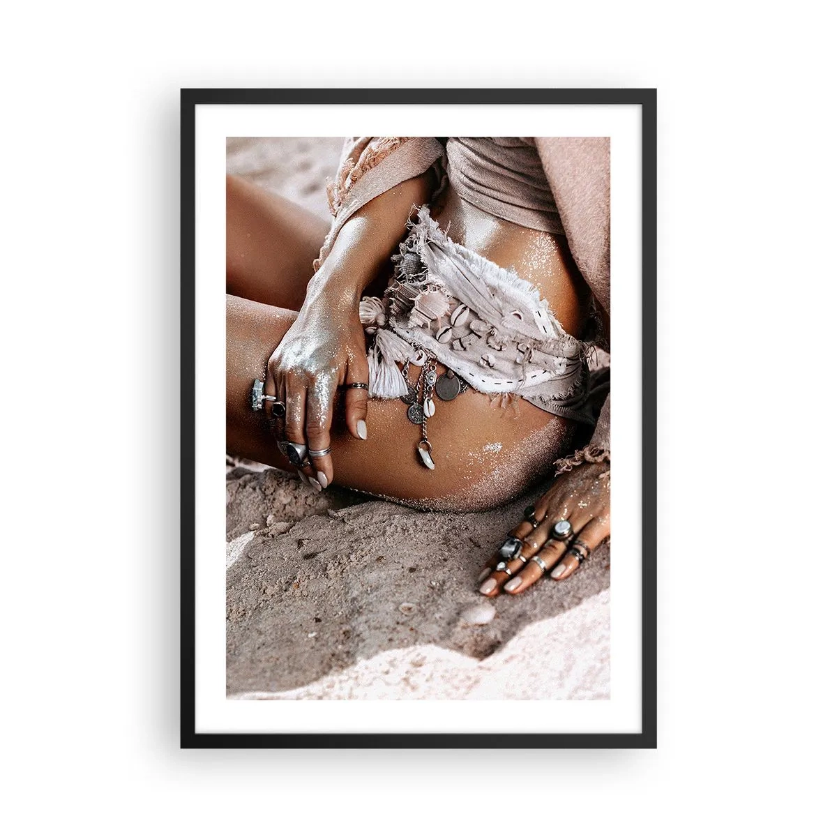 Poster in einem schwarzem Rahmen - Frau im Boho-Stil an einem Sandstrand mit Muscheldekorationen - 50x70cm - Von den Wellen geworfen? - Moderne Wanddekoration für Wohnzimmer und Schlafzimmer ARTTOR