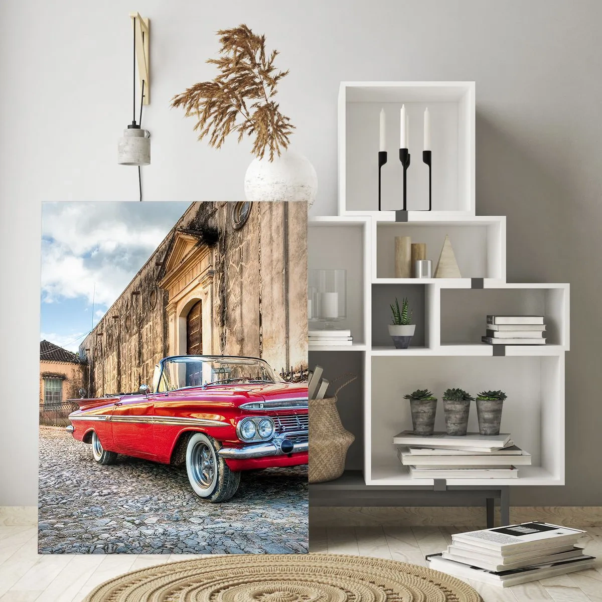 Glasbild - Bild auf glas - Roter Oldtimer auf einer Kopfsteinpflasterstraße - 80x120cm - Kubanische Emotionen - Moderne Wanddekoration für Wohnzimmer und Schlafzimmer ARTTOR