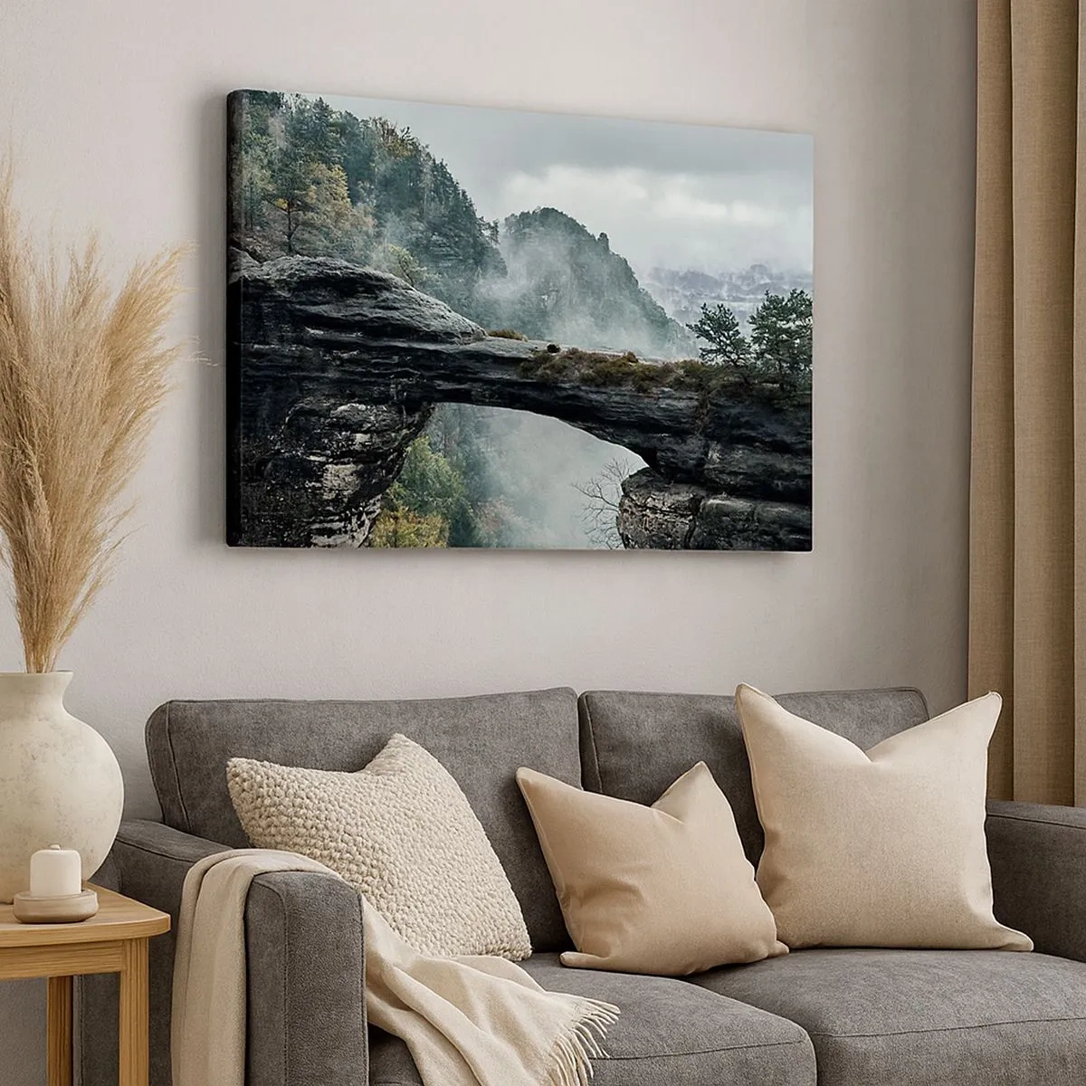 Bild auf Leinwand - Leinwandbild - Ein Steinbogen, umgeben von nebligen Bergen und Wäldern - 70x50cm - Abenteuer beginnt gleich - Moderne Wanddekoration für Wohnzimmer und Schlafzimmer ARTTOR