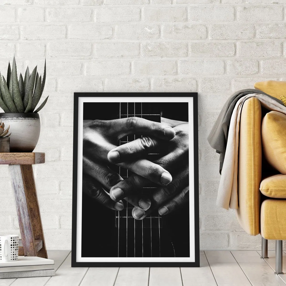 Poster in einem schwarzem Rahmen - Hände auf den Saiten einer Gitarre in Schwarz und Weiß gefaltet - 50x70cm - Gebet des Künstlers - Moderne Wanddekoration für Wohnzimmer und Schlafzimmer ARTTOR